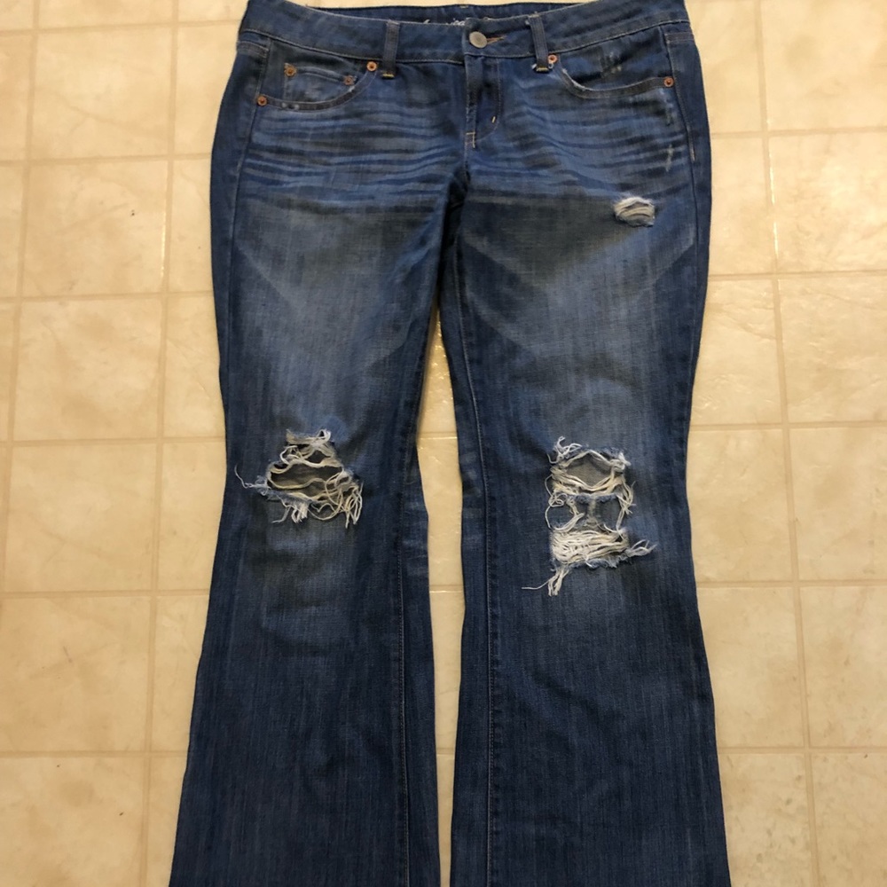American Eagle boyfriend jean. Destroyed jean.
